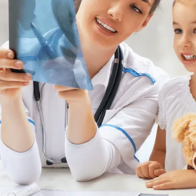 ¿Qué especialista trata los problemas de crecimiento óseo infantil?